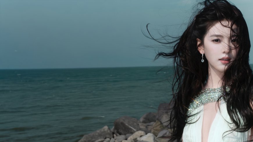 章若楠海边白色礼服风吹发丝人物电脑壁纸