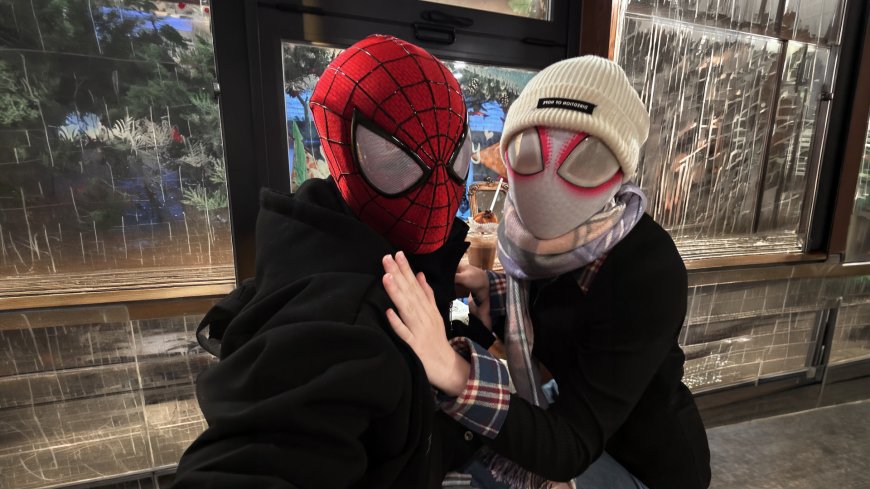 蜘蛛侠与格温咖啡馆窗边互动动漫电脑壁纸