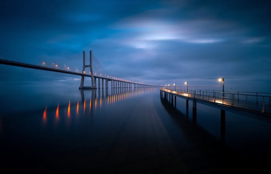 葡萄牙瓦斯科达伽马大桥夜景灯光倒影风景电脑壁纸
