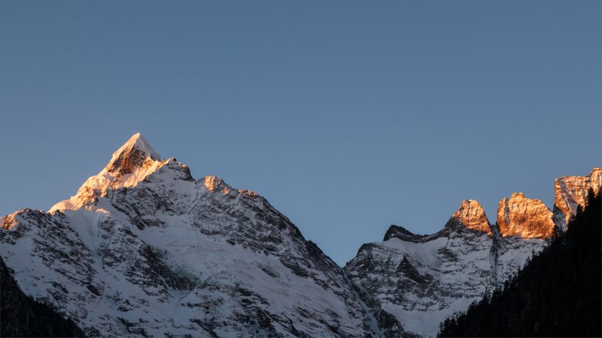 梅里雪山日照金山雪峰蓝天壮丽风景电脑壁纸
