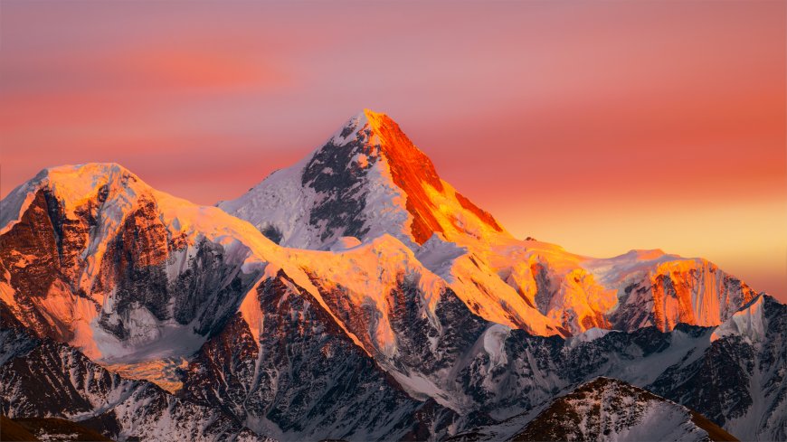日照金山雪山日出壮丽景观风景电脑壁纸
