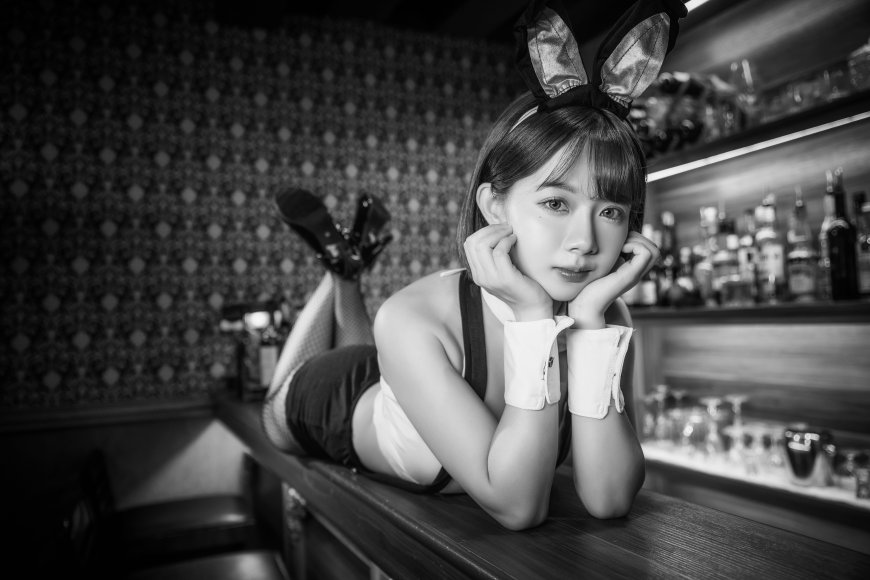 兔女郎黑白双托腮可爱人物电脑壁纸