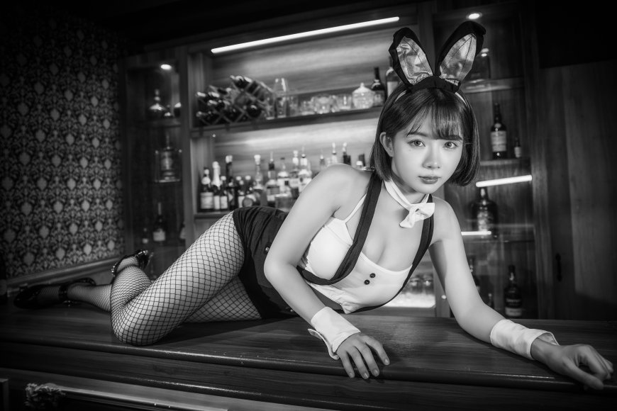 吧台兔女郎黑白时尚写真人物电脑壁纸