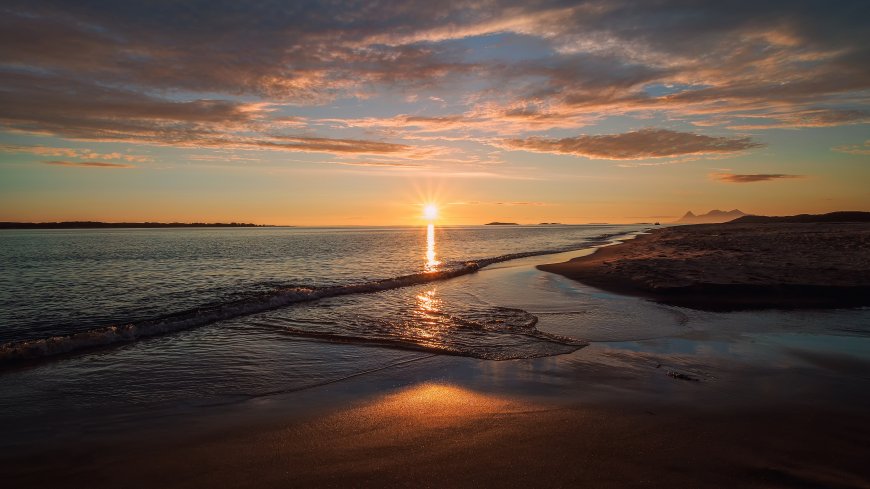 海平面日落金色余晖唯美沙滩风景电脑壁纸