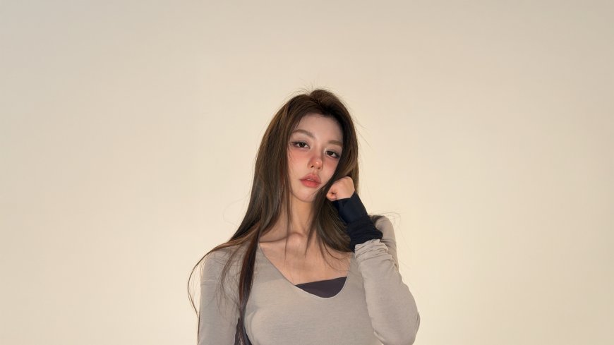 棕色长发女性托腮简约纯色背景人物电脑壁纸