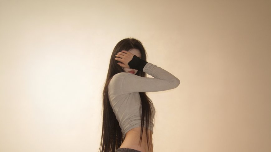 长发女性遮眼神秘简约风格人物电脑壁纸