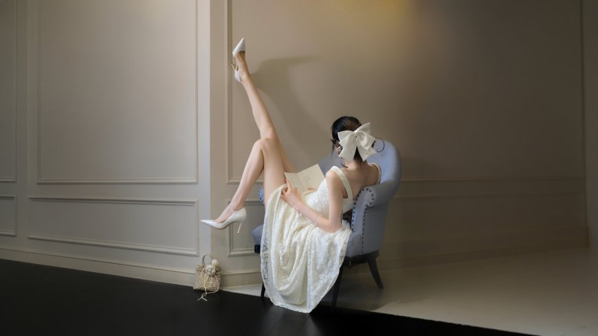 白裙女生坐椅阅读优雅时尚人物电脑壁纸