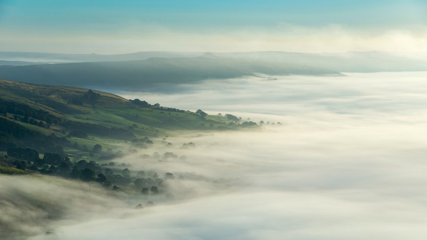 晨雾弥漫山谷绿坡若隐若现自然风景电脑壁纸