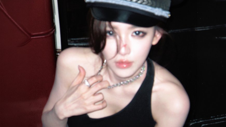 戴帽女性黑衣造型手指轻触项链时尚人物电脑壁纸