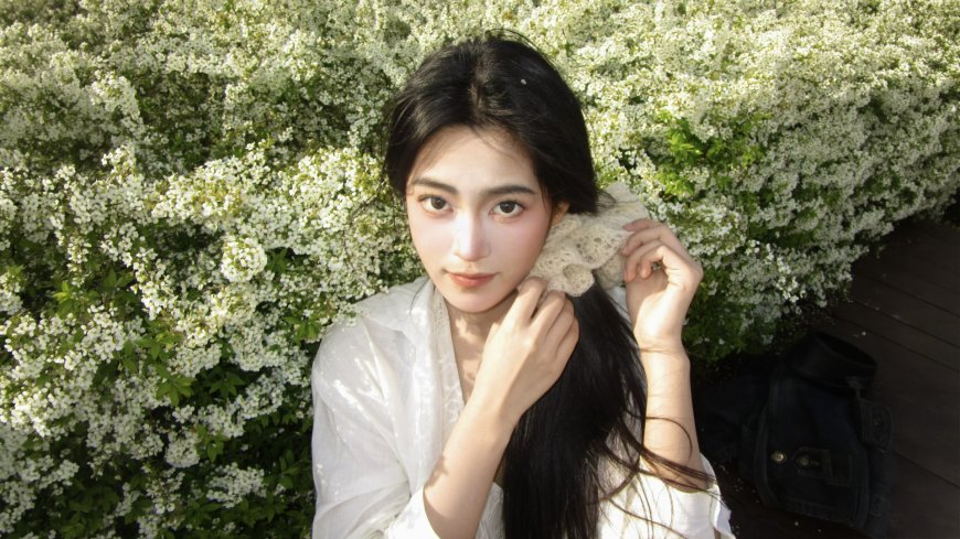 白衣女性轻抚发丝背景白色花丛温柔治愈人物电脑壁纸