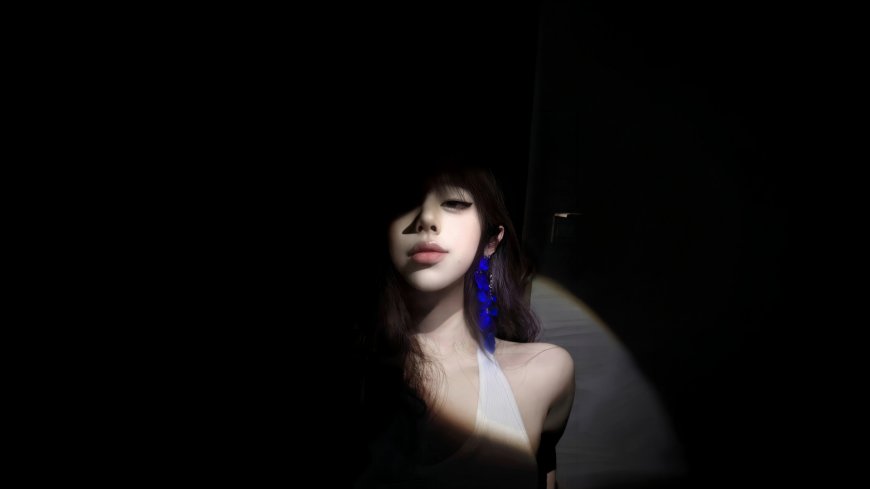 黑发女性蓝色耳饰暗调光影时尚人物电脑壁纸