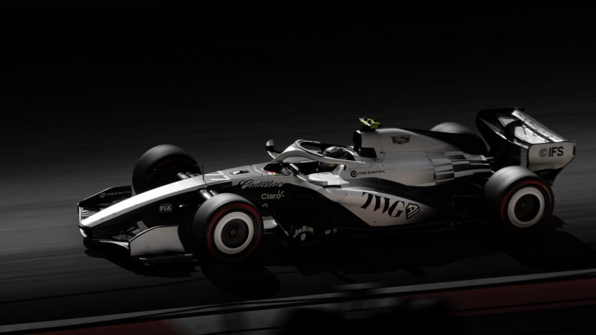 凯迪拉克F1赛车黑白涂装赛道疾驰汽车电脑壁纸