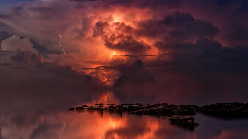 雷电风暴映照湖面橙红云霞自然风景电脑壁纸