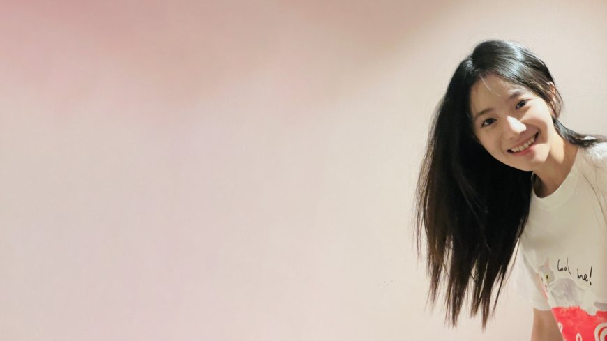 刘浩存微笑白T恤清新自然写真人物电脑壁纸