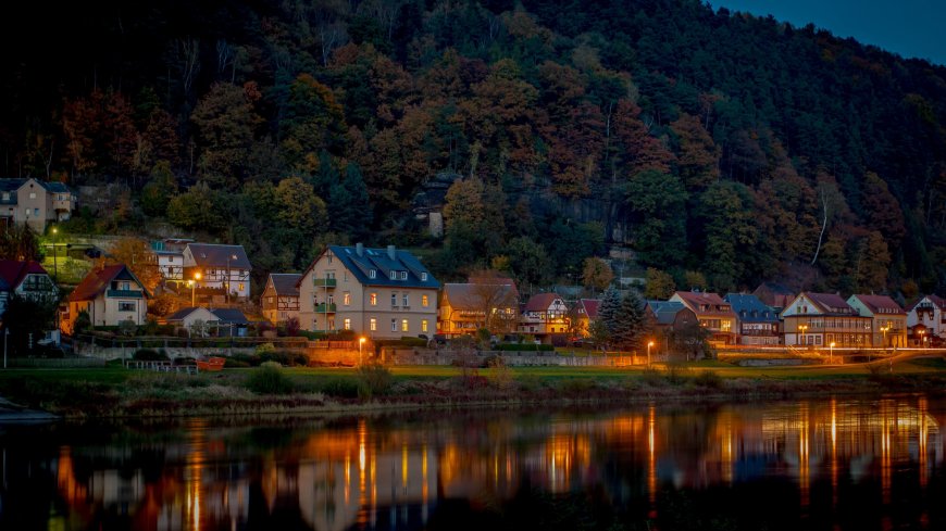 湖边小镇秋夜灯火山林倒影宁静风光风景电脑壁纸
