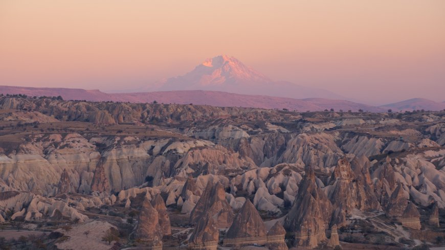 卡帕多奇亚奇特地貌日出粉霞风景电脑壁纸