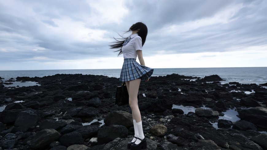 黑发女生礁石海边迎风站立忧郁氛围人物电脑壁纸