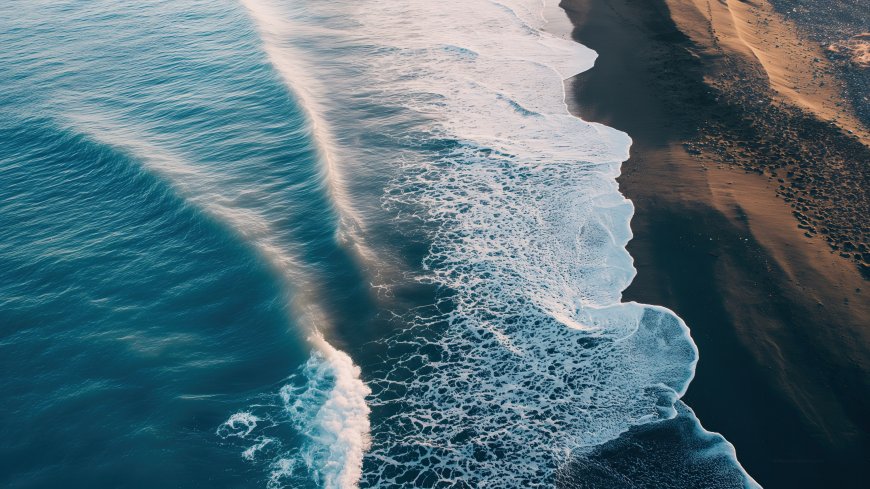 航拍黑沙滩海浪冲刷海岸线自然风光风景电脑壁纸