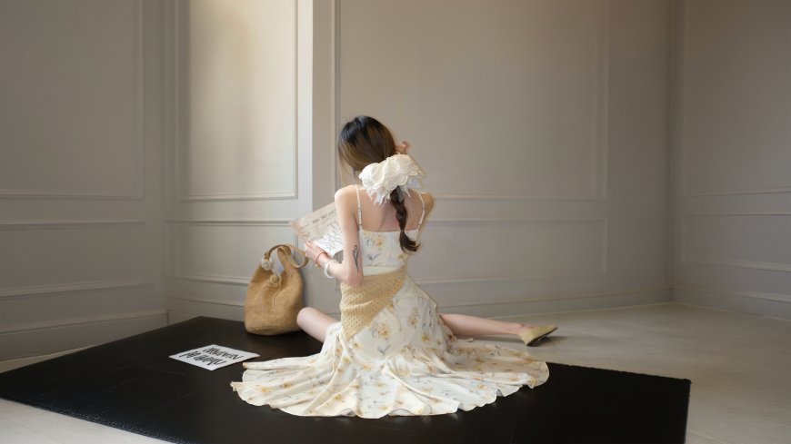 黄碎花吊带裙女生背坐阅读韩系时尚人物电脑壁纸