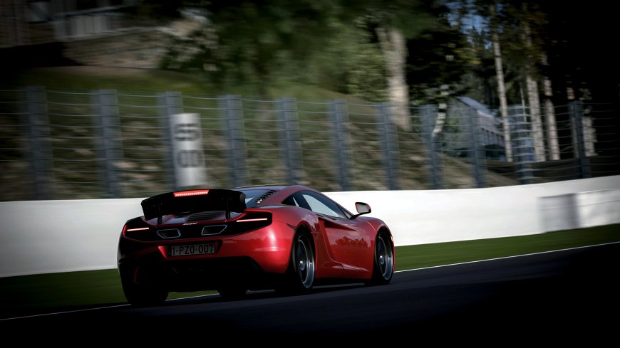 红色迈凯伦跑车赛道疾驰动态模糊速度感汽车电脑壁纸