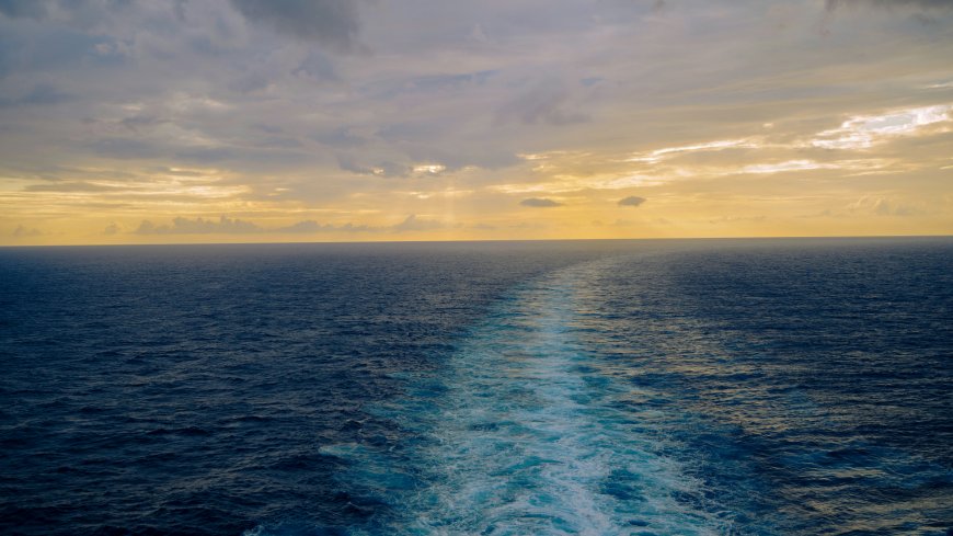 海上日落云霞金辉航迹延伸风景电脑壁纸