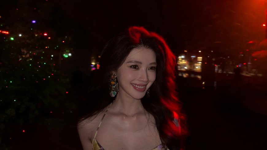 红发女性夜晚城市灯光下微笑时尚人物电脑壁纸