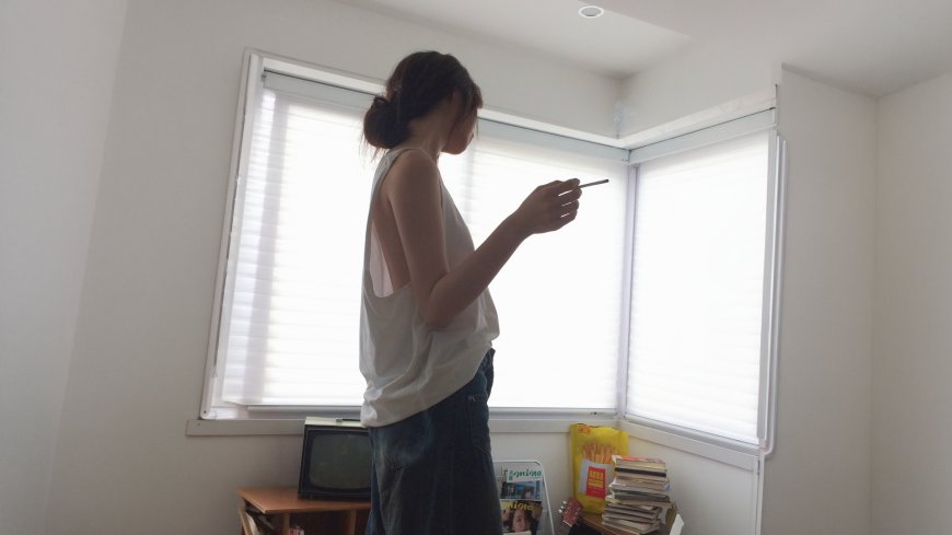 女生窗边侧影阳光洒落简约生活人物电脑壁纸