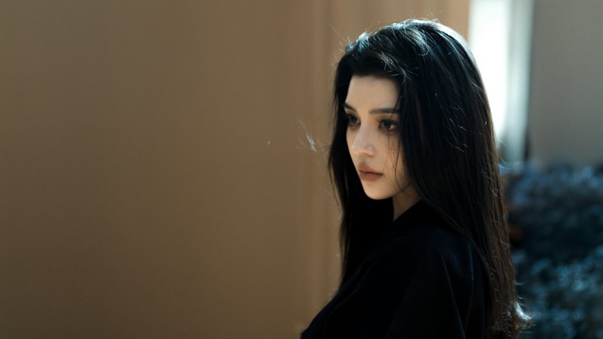 欧美美女侧脸写真暗调光影人物电脑壁纸