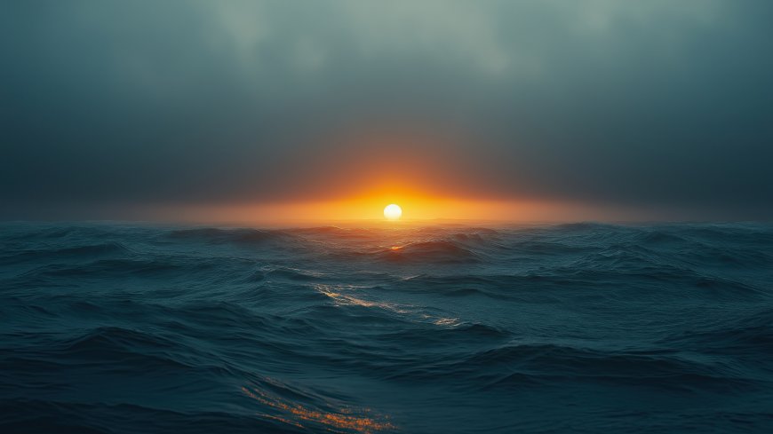 乌云缝隙透出夕阳金光海面波光粼粼风景电脑壁纸