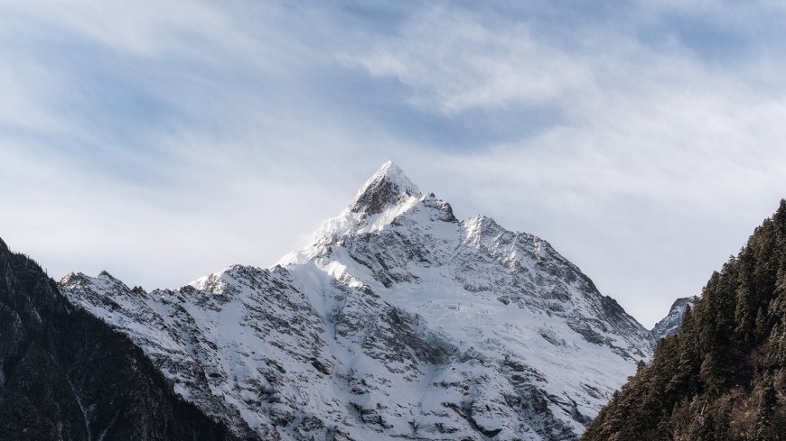 雪山峰顶积雪覆盖蓝天白云自然风光风景电脑壁纸