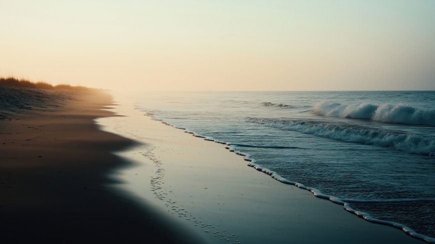 日出沙滩海浪轻拍金色霞光宁静风景电脑壁纸