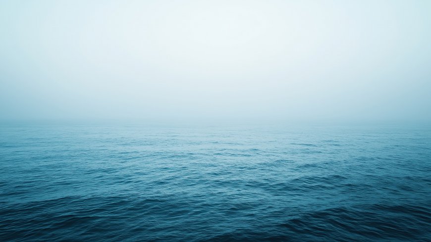 清晨薄雾笼罩蓝色海面极简宁静风景电脑壁纸