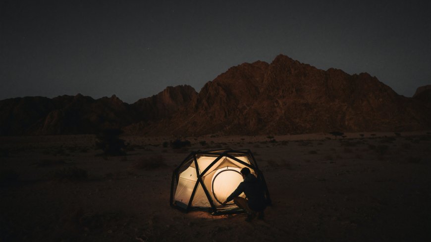 沙漠夜幕下几何帐篷透出暖光孤独风景电脑壁纸