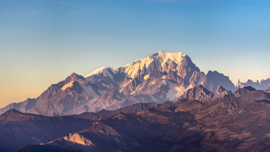 雪山群峰日出金光洒落壮丽自然风景电脑壁纸
