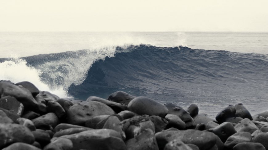 深蓝海浪特写水花飞溅自然风景电脑壁纸