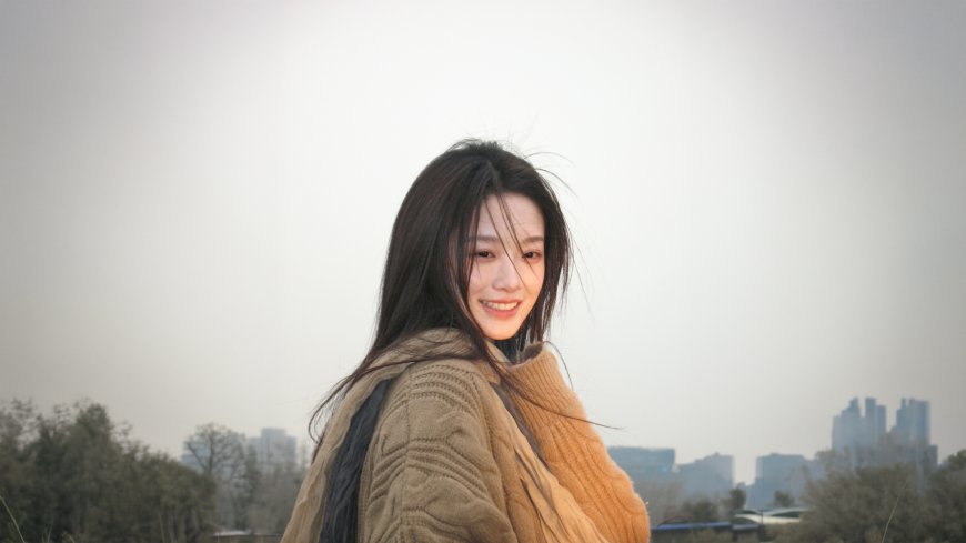 棕毛衣女生微笑回眸自然光感人物电脑壁纸