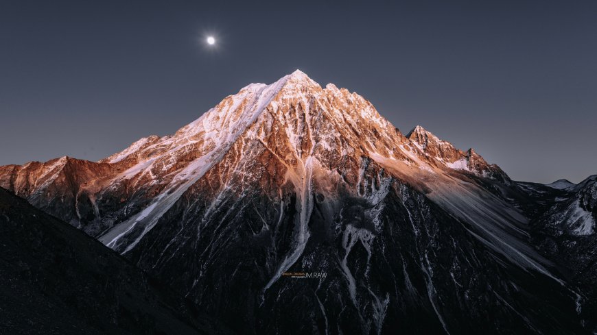 日照金山雪山月夜辉映壮丽风景电脑壁纸