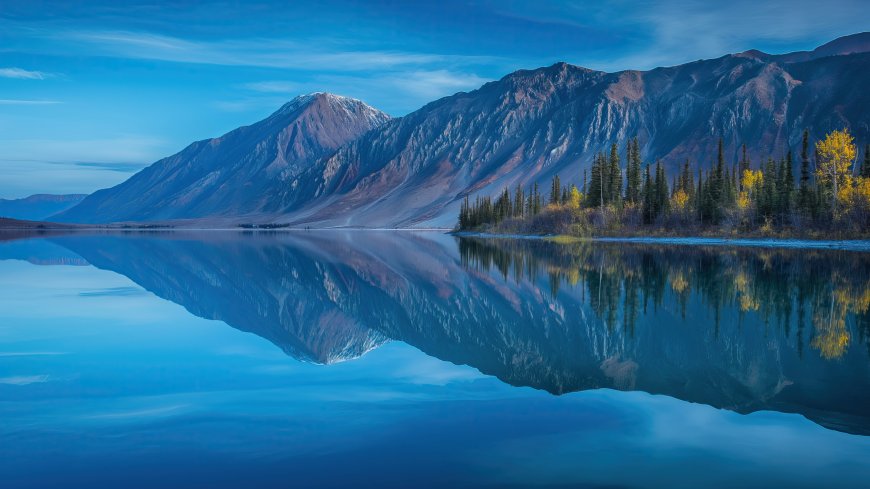 雪山湖泊倒影秋色森林静谧自然风光风景电脑壁纸