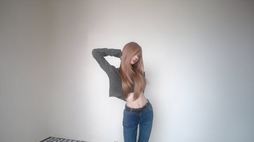 长发女生灰上衣牛仔裤侧身摆拍人物电脑壁纸