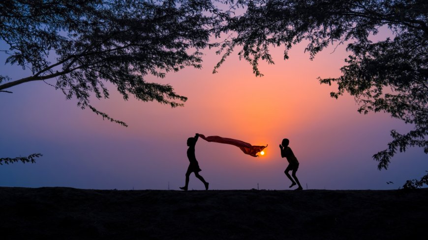 日落剪影孩童嬉戏红布飘扬温馨人物电脑壁纸