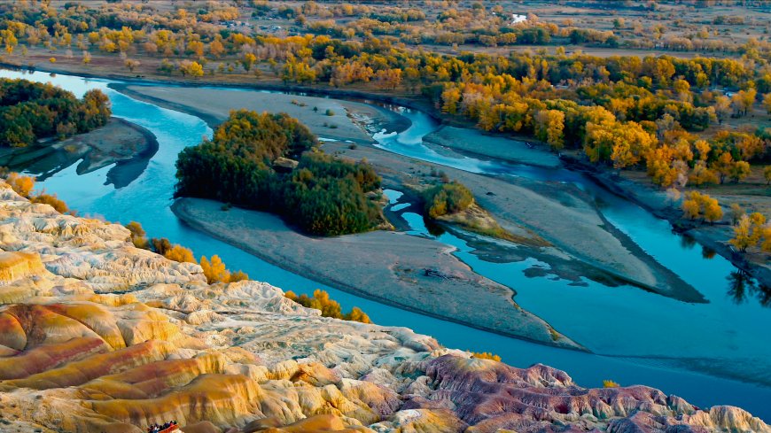 新疆阿勒泰五彩滩秋日雅丹地貌壮丽风景电脑壁纸