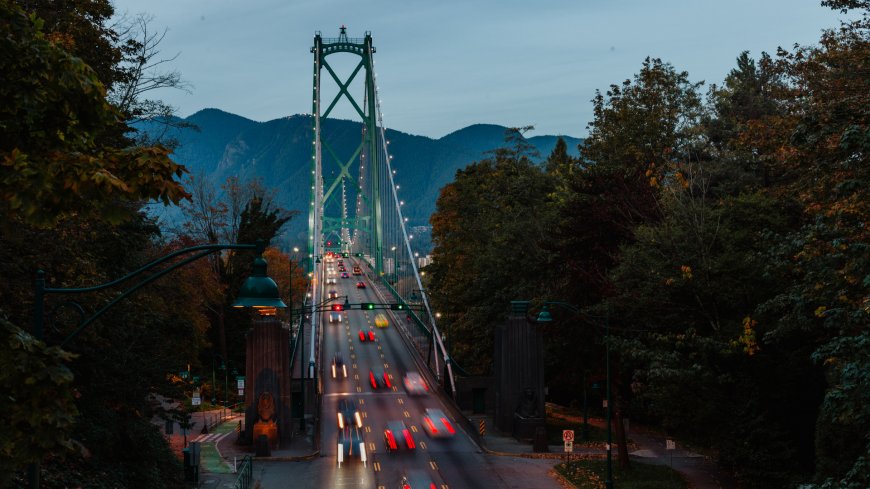 温哥华狮门大桥黄昏车流山脉背景风景电脑壁纸