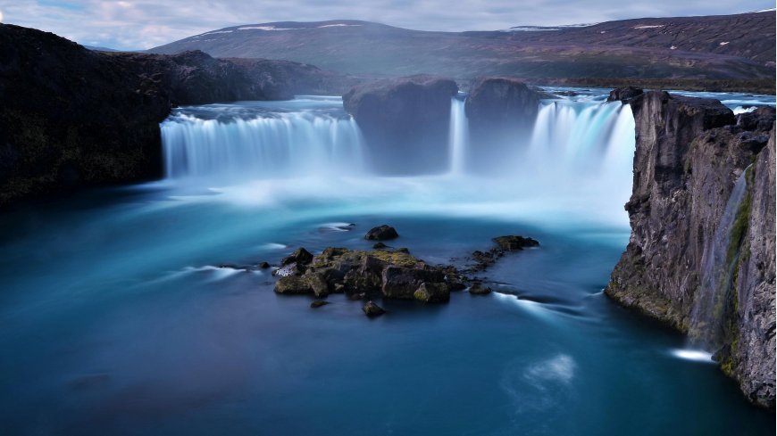 冰岛众神瀑布水流奔腾峡谷壮丽自然风光风景电脑壁纸