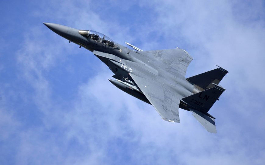 F15攻击鹰战斗机仰视蓝天飞行军事电脑壁纸
