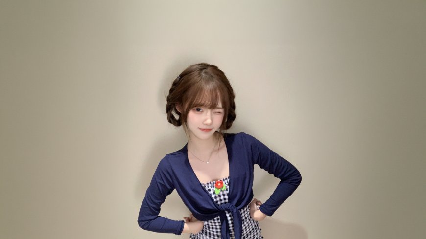 陈暖央蓝开衫格纹裙花朵装饰甜美人物电脑壁纸