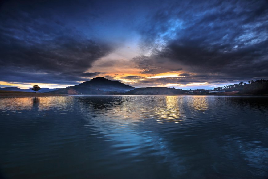 湖面日落山峦倒影晚霞绚丽自然风光风景电脑壁纸