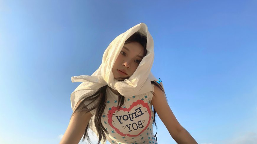 蓝天少女头巾清新可爱日系人物电脑壁纸