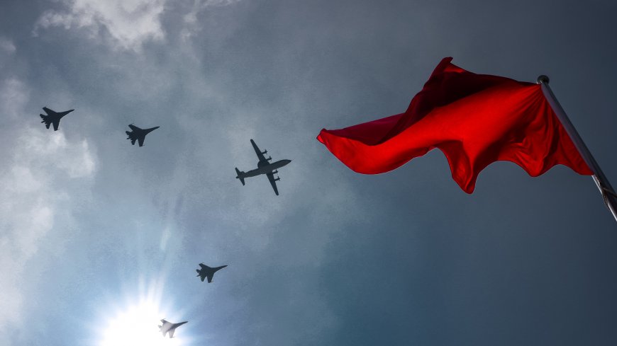 九三阅兵空中梯队战斗机编队红旗飘扬军事电脑壁纸