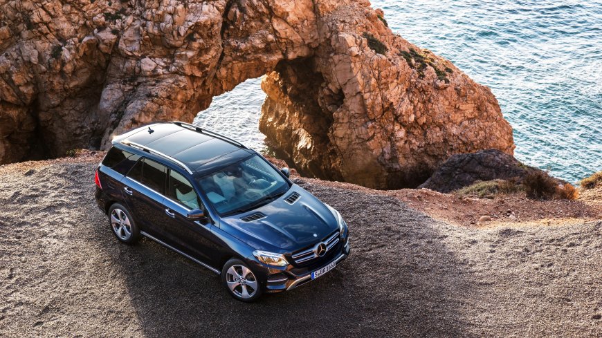 奔驰GLE SUV海岸岩石拱门背景豪华汽车电脑壁纸
