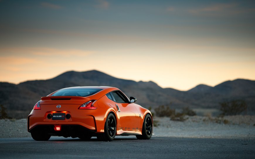 日产370Z NISMO橙色跑车沙漠公路日落剪影汽车电脑壁纸